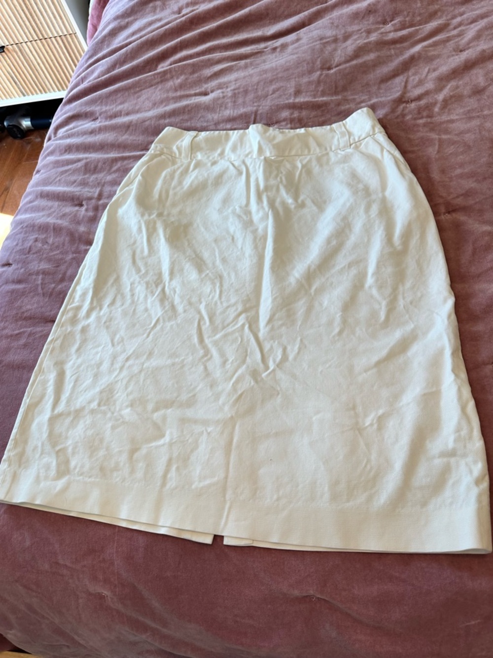 Banana Republic Classic White Women's pencil Skirt in cream